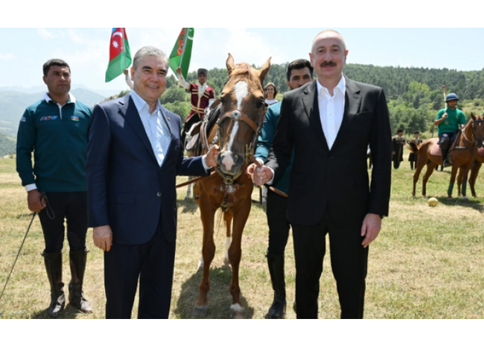 İlham Əliyev Qurbanqulu Berdiməhəmmədova Qarabağ atı hədiyyə etdi